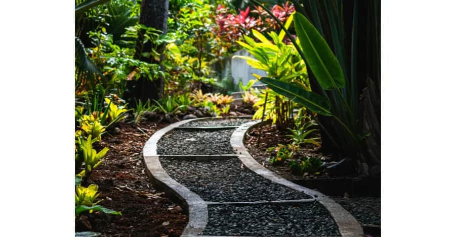 Najlepsze materiały na ścieżkę w ogrodzie. Tanie i trwałe rozwiązania