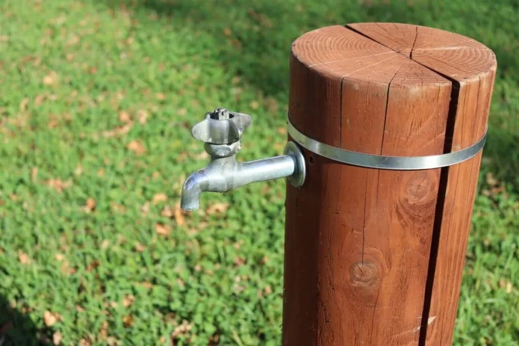 Prosty sposób na zabudowę kranu w ogrodzie bez kosztownej wizyty hydraulika