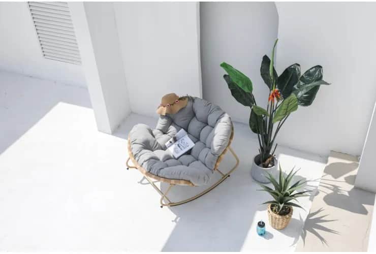 Krzesła składane czy stałe? Wady i zalety różnych modeli krzeseł ogrodowych