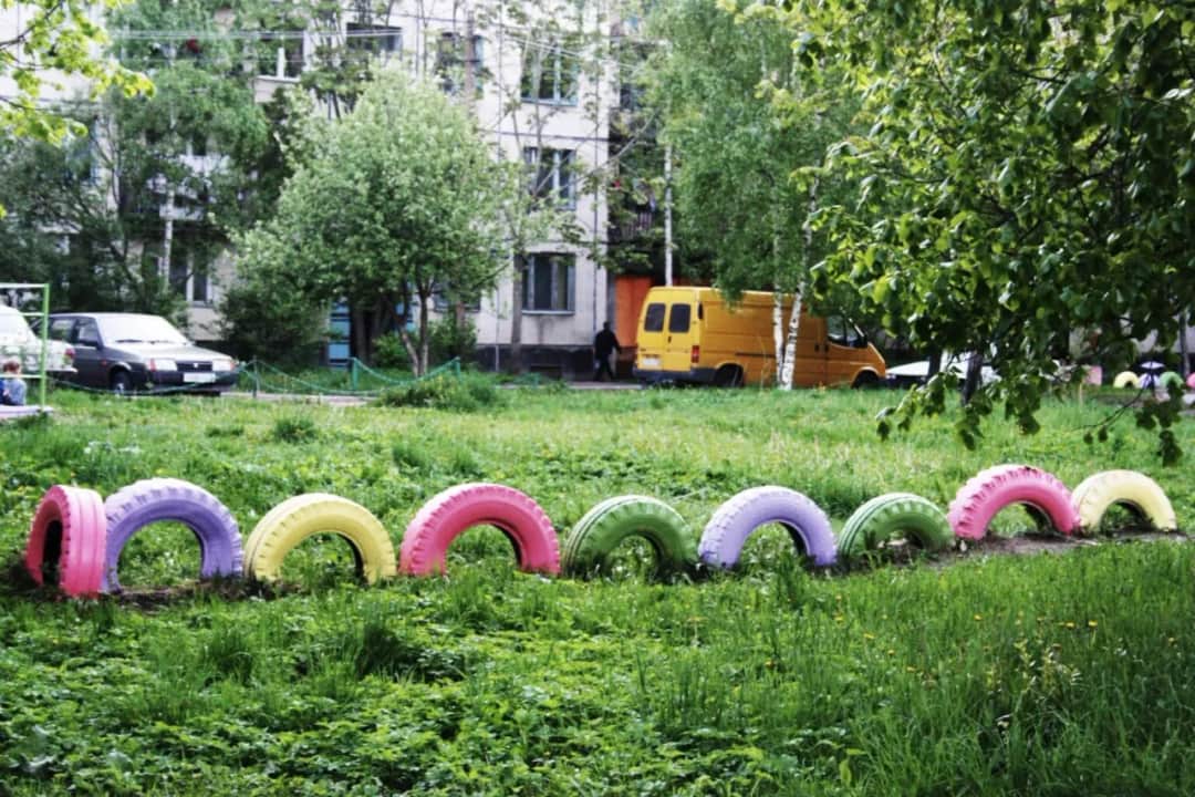 Trwałe farby do opon w ogrodzie: Zaskakujące efekty i proste malowanie